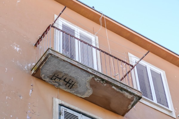 riesgo estructural en balcón